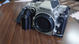 TARIONのカメラグリップをNikon Dfに装着