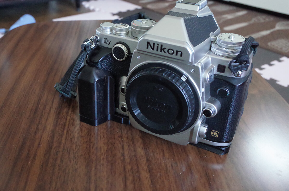 TARIONのカメラグリップをNikon Dfに装着