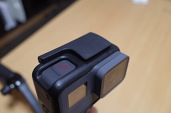 GoProのケースを外すところ