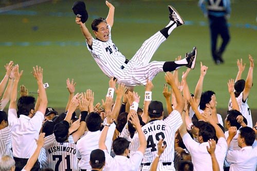 2003年阪神タイガース 星野監督の胴上げ
