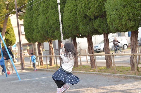 公園で子供をタムキューで