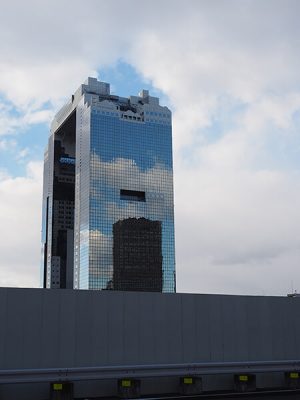遠くから見た梅田スカイビル